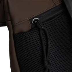 Detalje p� m�rkebrun mini-rygs�k fra New Rebels 