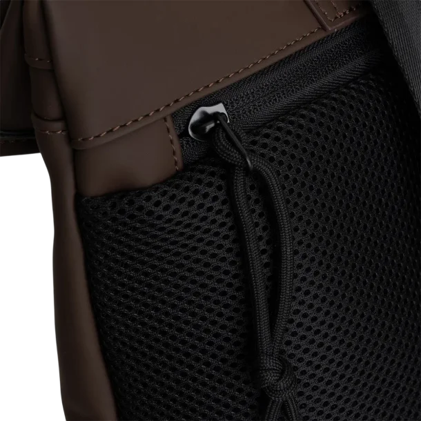 Detalje p� m�rkebrun mini-rygs�k fra New Rebels 
