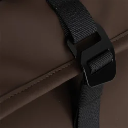 Detalje p� m�rkebrun mini-rygs�k fra New Rebels 